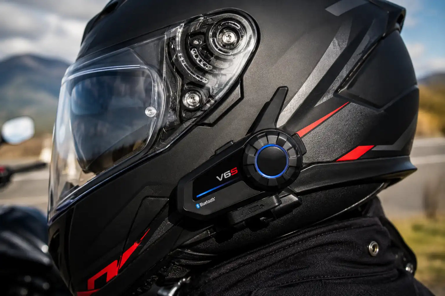 Intercomunicador Bluetooth para moto instalado en casco