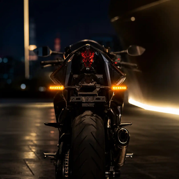 Direccionales LED para moto instaladas y encendidas en motocicleta deportiva