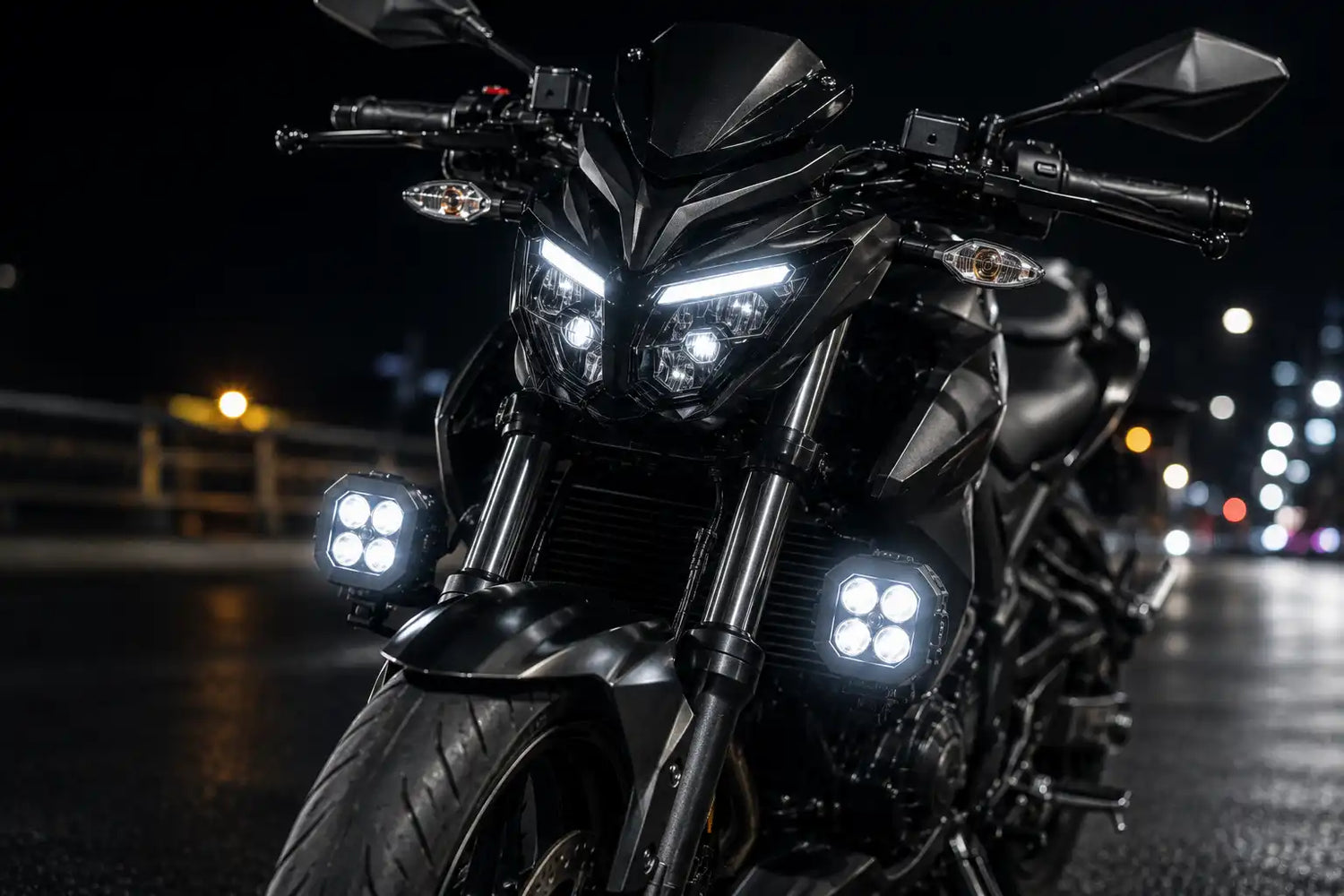 Luces LED y exploradoras para moto instaladas en motocicleta deportiva